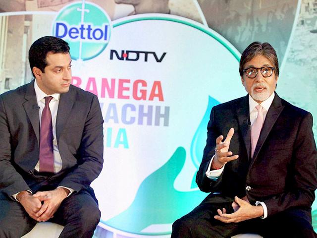 Bollywood mega actor Amitabh Bachchan and Nitish Kapoor, MD, RB India during the launch of Dettol Banega Swachh India, a five-year-nationwide programme by Reckitt Benckiser in Mumbai on Thursday. (PTI)