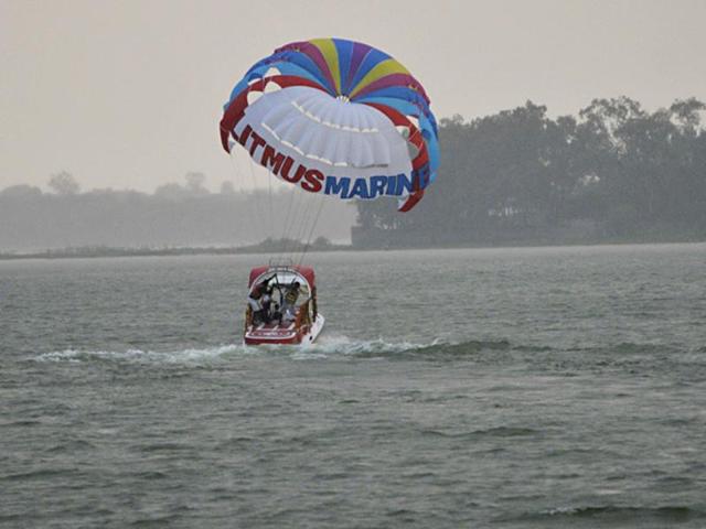 A parasailing boat launched at Upper Lake in Bhopal on the occasion of World Tourism Day. (Praveen Bajpai/HT photo)