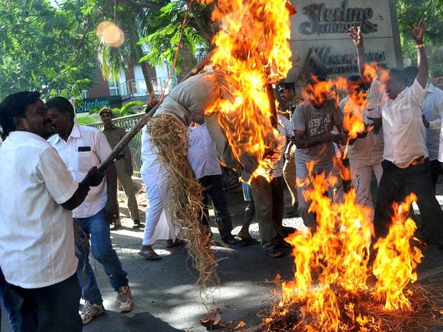 Supporters of AIADMK burn the effigy of DMK chief M Karunanidhi after a Bangalore special court pronounced J Jayalalithaa guilty in a disproportionate assets case, in Chennai. (PTI Photo)