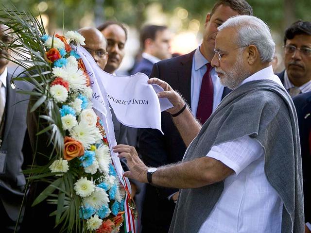 Prime Minister Narendra Modi unveils a commemorative wreath at the site of the 9/11 Memorial in the lower Manhattan borough of New York. (Reuters Photo)