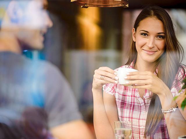 Couple-on-a-date--Photo-Shutterstock