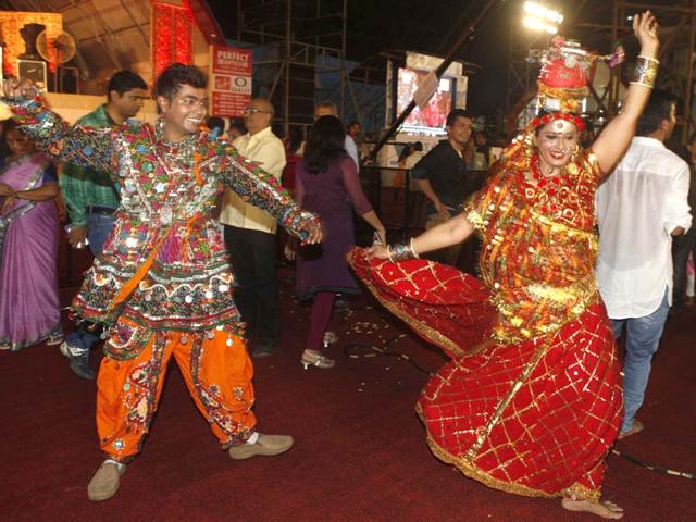 People play garba during Navratri festival at Kora Kendra in Borivali, Mumbai.(Vidya Subramanian/HT photo)