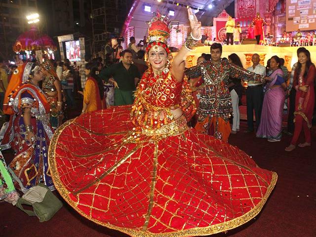 People play garba during Navratri festival at Kora Kendra in Borivali, Mumbai.(Vidya Subramanian/HT photo)