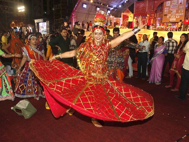 Woman plays garba during Navratri festival at Kora Kendra in Borivali, Mumbai.(Vidya Subramanian/HT photo)