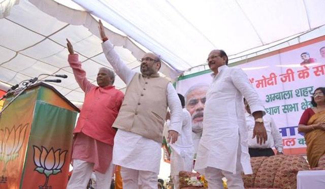Amit Shah with DP Yadav in the rally in Ambala city. HT photo