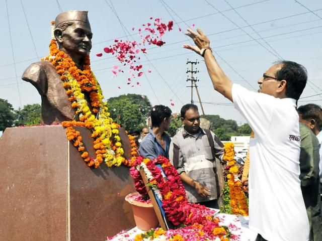 MP chief minister Shivraj Singh Chouhan pays floral tributes to Lal Bahadur Shastri on his birth anniversary, in Bhopal on Thursday. (Mujeeb Faruqui/HT photo