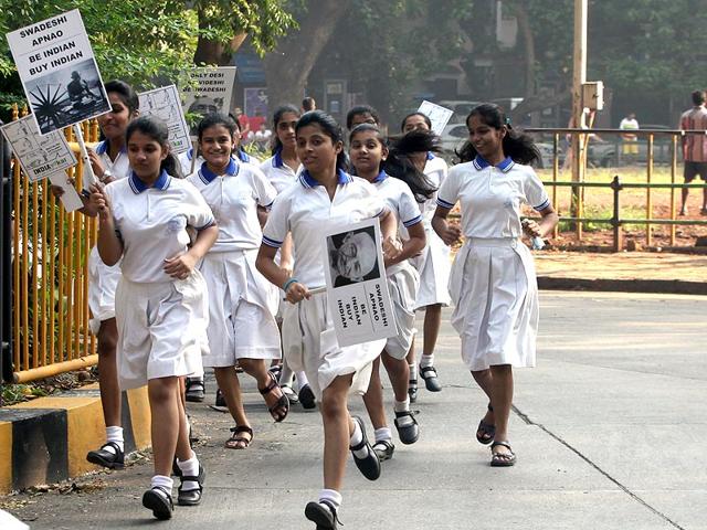 Students take part in a walkathon as part of the nationwide campaign Swachh Bharat Mission at Dadar, Mumbai. (Kunal Patil/HT photo)