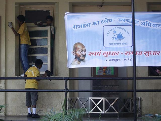 Students of Andheri's Hansraj Morarji School clean their classrooms as part of the nationwide Swachh Bharat mission. (Vidya Subramaniam/HT photo)
