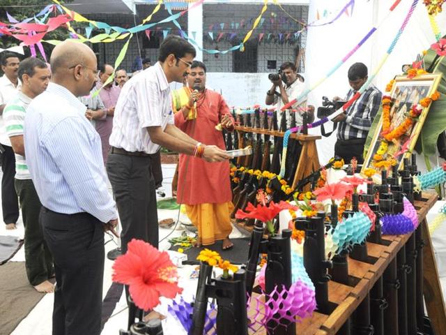 Shastra puja being performed at Police Line on the occasion of Vijayadashmi, in Bhopal on Friday. (Praveen Bajpai/HT photo)