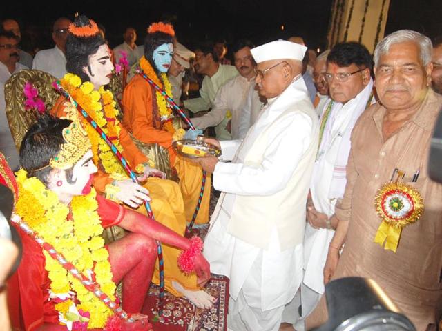 Governor Ram Naresh Yadav performs aarti before artistes dressed up as Ram, Sita and Laxman, in Bhopal on Friday. (Praveen Bajpai/HT photo)