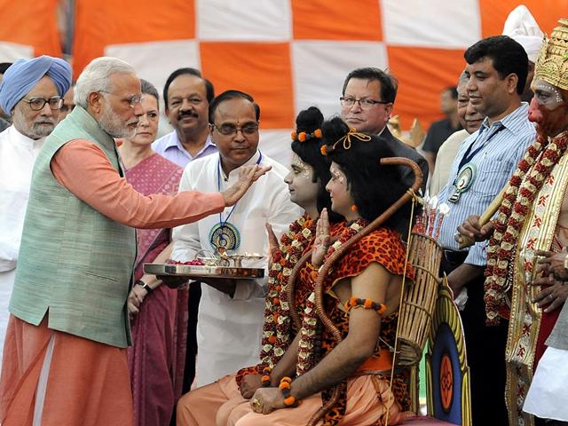 Prime Mnister Narender Modi worshiping Lord shri Ram and Luxman on the occasion of Dashehra at Shri Dharmik lila committee Subhash Maidan in New Delhi. (Sonu Mehta/HT Photo)