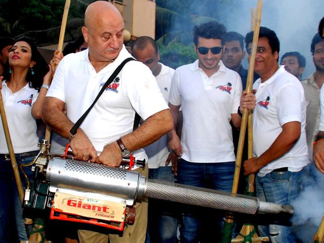 Anupam Kher poses during the Clean India campaign in Mumbai on October 2, 2014. (AFP Photo)