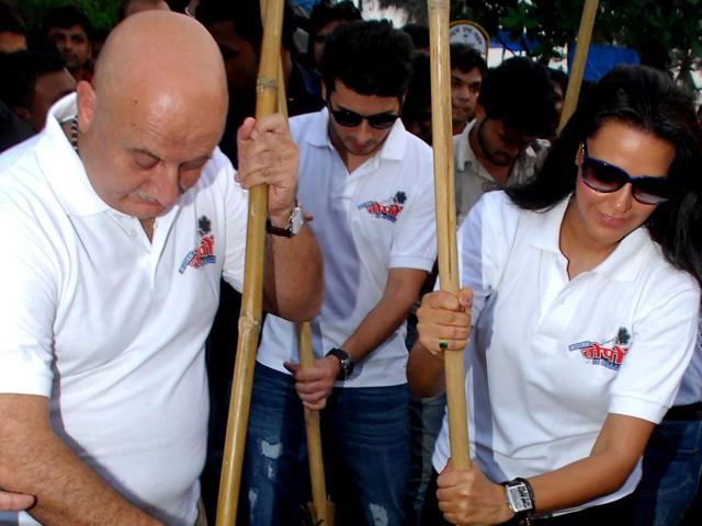 Anupam Kher and Neha Dhupia pose during the Clean India campaign. (AFP Photo)
