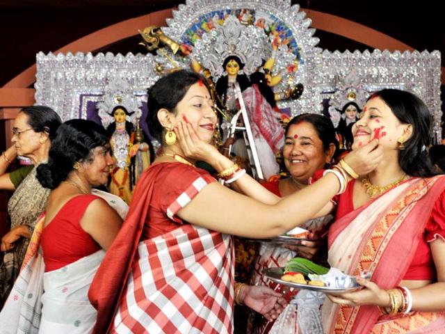 Bengali women take part in 'Sindur Khela' on the last day of Durga Puja at Kalibari, in Bhopal on Saturday. (Praveen Bajpai/HT photo)