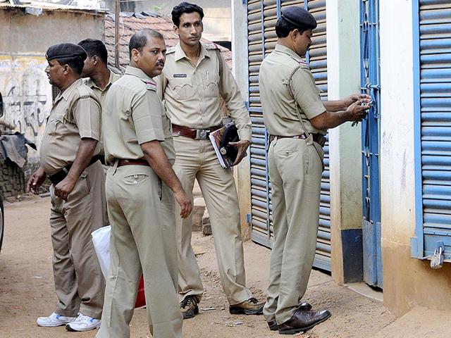 Policemen-stand-outside-a-house-in-Khagragarh-Burdwan-where-an-explosion-left-two-suspected-militants-dead-Ashok-Nath-Dey-HT-Photo