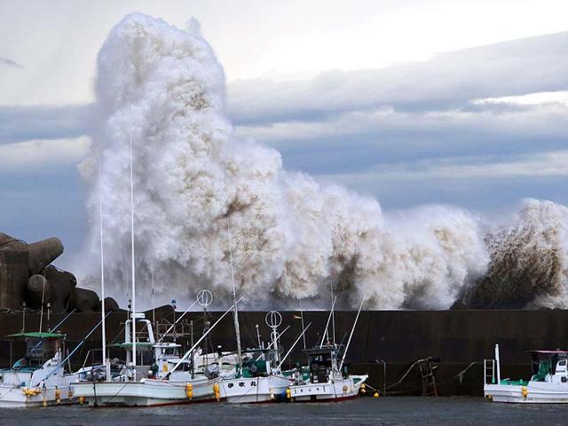 High waves batter a breakwater at a port at Kihou town in Mie prefecture, central Japan. (AFP Photo)