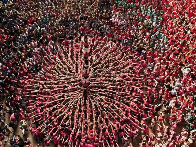 Members of the "Colla Vella Xiquets de Valls" human tower team form a "castell" during the XXV human towers, or castells, competetion in Tarragona. (AFP Photo)