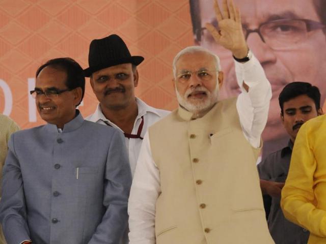 Prime Minister Narendra Modi and Madhya Pradesh CM Shivraj Singh Chouhan at Indore airport on Thursday. (Amit K Jaiswal/HT photo)