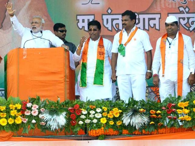 Prime-Minister-Narendra-Modi-shares-dais-with-Shivaji-Kardile-extreme-right-in-white-cap-at-a-public-rally-in-Rahuri-of-Ahmednagar-district-HT-Photo Prime-Minister-Narendra-Modi-shares-dais-with-Shivaji-Kardile-extreme-right-in-white-cap-at-a-public-rally-in-Rahuri-of-Ahmednagar-district-HT-Photo