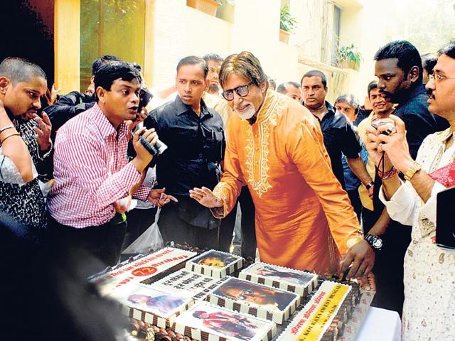 Superstar Amitabh Bachchan celebrated his 72nd birthday with the media by cutting a huge cake that had pictures of his Bollywood hits in Mumbai. (HT Photo)