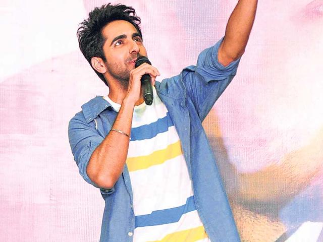 Ayushmann Khurrana enthralled audiences as he sang some of his hits at a shopping mall in Mumbai. (Photo: Yogen Shah)