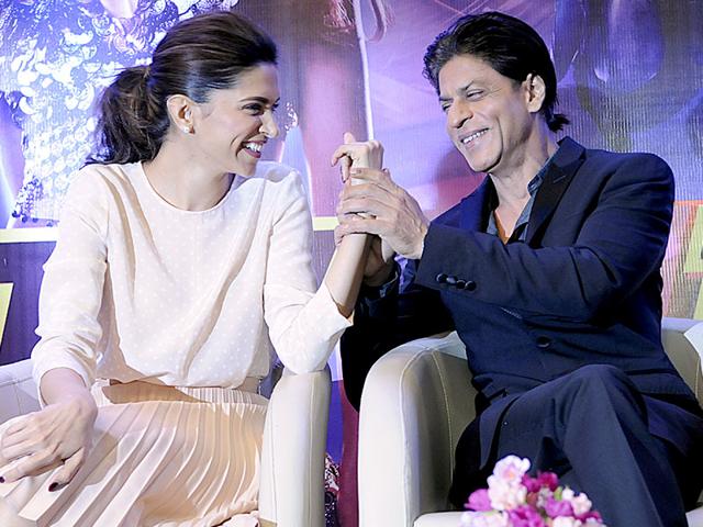 Shah Rukh Khan and Deepika Padukone visit Indore to promote their movie 'Happy New Year'. (Arun Mondhe/HT photo)