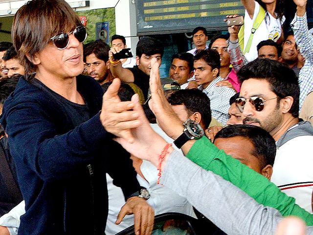 Shah-Rukh-Khan-who-posed-happily-with-his-photo-was-seen-flaunting-his-eight-pack-abs-a-similar-pose-to-what-he-did-during-the-making-of-Happy-New-Year-for-a-promotional-photograph-that-created-a-lot-of-buzz-among-fans