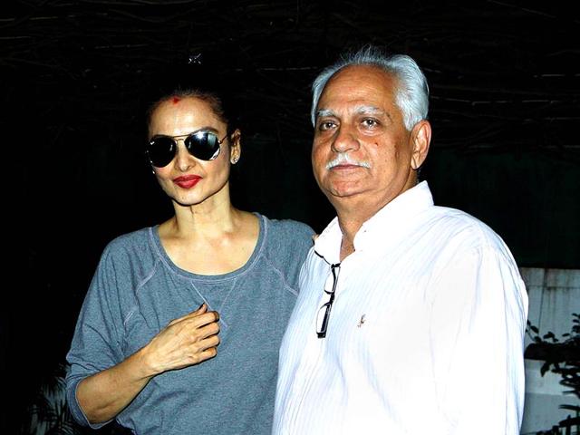 Rekha poses for the shutterbugs with director Ramesh Sippy who returns with the forthcoming film (starring Rekha) Super Nani directed by Indra Kumar in Mumbai. (AFP Photo)