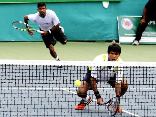 India's Somdev Devvarman and Jeevan Nedunchezhiyan in action on the fifth day of Open ATP Challenger Tennis Tournament, in Indore on Friday. (Amit K Jaiswal/HT photo)