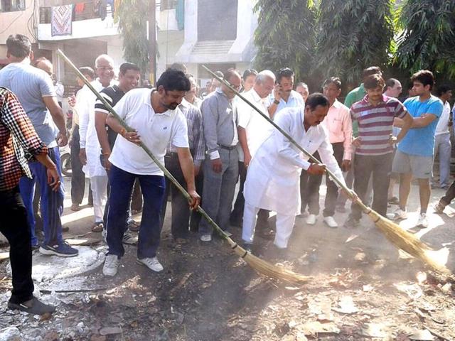 Mayor-Krishna-Murari-Moghe-sweeps-a-street-in-Usha-Nagar-during-a-sanitation-drive-carried-out-in-several-localities-on-Saturday-morning Mayor-Krishna-Murari-Moghe-sweeps-a-street-in-Usha-Nagar-during-a-sanitation-drive-carried-out-in-several-localities-on-Saturday-morning