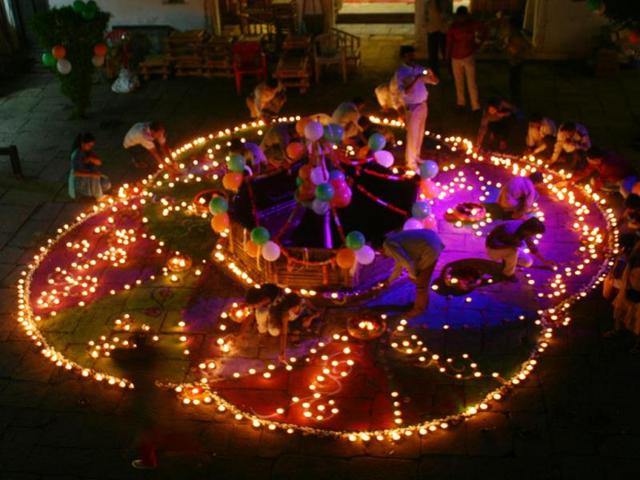 At least 1,000 diyas were lit during 'Deepotsav' at Gauhar Mahal in Bhopal recently. Several artisans from MP display their pottery skills here. (HT photo)