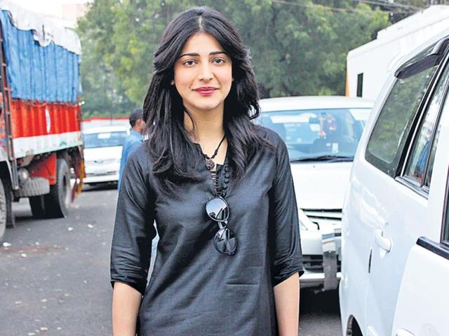 Actor-Shruti-Haasan-is-currently-in-Bhopal-for-the-shooting-of-filmmaker-Tigmanshu-Dhulia-s-Yaara-Vishakha-Rajurkar-HT-photo