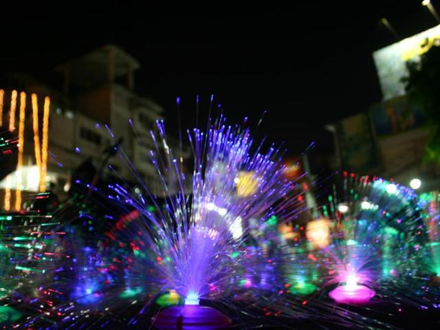 Sparkling lights are a hit among shoppers in Bhopal this Diwali. (Praveen Bajpai/HT photo)