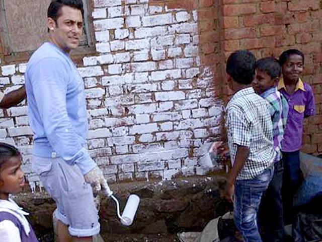 Salman Khan on a cleanliness drive after taking PM Modi's Clean India challenge. (Courtesy: Facebook)