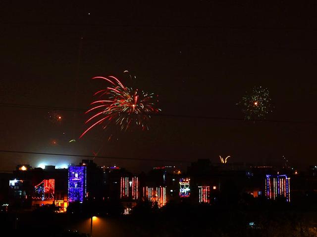 Fireworks light up the sky on Thursday in New Delhi. (Ajay Aggarwal/HT Photo)