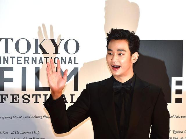 South Korean actor Kim Soo-hyun waves to the press as he walks on the red carpet for the 27th Tokyo International Film Festival opening ceremony in Tokyo on October 23, 2014. The Tokyo International Film Festival opens on October 23 with its focus heavily on Japanese animated movies and with cult superhero Ultraman set to swoosh down the red carpet with Prime Minister Shinzo Abe. (AFP) 