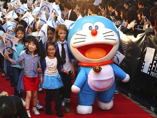 Japan's popular animation character Doraemon walks on the red carpet with children during the opening ceremony of the 27th Tokyo International Film Festival in Tokyo, Thursday, October 23, 2014. (AP) 