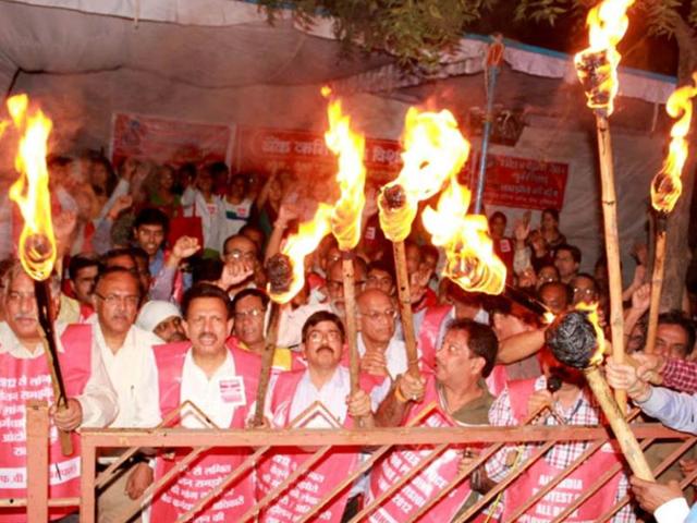 Bank employees stage a demonstration in Bhopal to press for their outstanding demand of revision of wages. (HT photo)