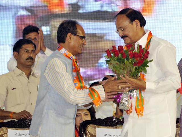 Chief minister Shivraj Singh Chouhan welcomes Union minister Venkaiah Naidu at MP BJP Workers Convention in Bhopal on Thursday. (Praveen Bajpai/HT photo)