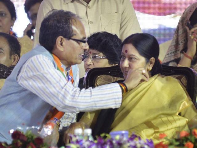 External affairs minister Sushma Swaraj and chief minister Shivraj Singh Chouhan during the MP BJP Workers Convention in Bhopal on Thursday. (PTI photo)
