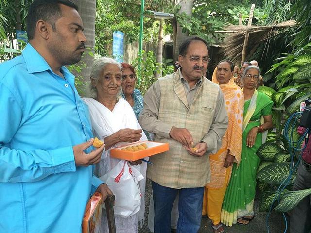 Bhopal-gas-tragedy-survivors-share-sweets-after-Warren-Anderson-s-death-in-Bhopal-on-Friday-HT-photo Bhopal-gas-tragedy-survivors-share-sweets-after-Warren-Anderson-s-death-in-Bhopal-on-Friday-HT-photo