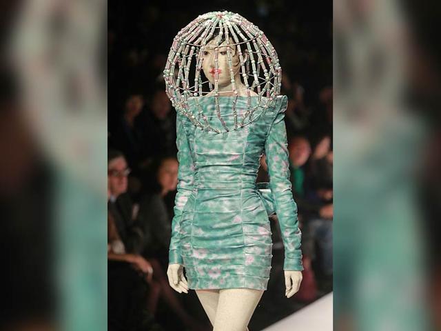 This photo taken on October 31, 2014 shows a model parading creations designed by Hu Sheguang during the HEYUANCIYE Hu Sheguang Collection show at China Fashion Week in Beijing on October 31, 2014. China Fashion Week runs from October 25 to November 2. (AFP)