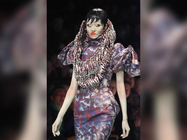 This photo taken on October 31, 2014 shows a model parading creations designed by Hu Sheguang during the HEYUANCIYE Hu Sheguang Collection show at China Fashion Week in Beijing on October 31, 2014. China Fashion Week runs from October 25 to November 2. (AFP)