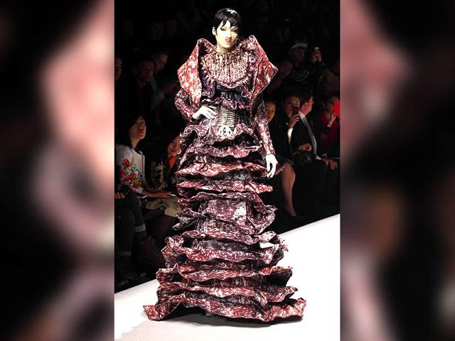 This photo taken on October 31, 2014 shows a model parading creations designed by Hu Sheguang during the HEYUANCIYE Hu Sheguang Collection show at China Fashion Week in Beijing on October 31, 2014. China Fashion Week runs from October 25 to November 2. (AFP)