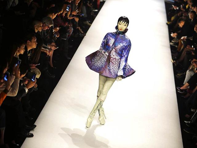 A model presents a creation by Chinese designer Hu Sheguang from HEYUANCIYE Hu Sheguang Collection at the China Fashion Week in Beijing October 31, 2014. (Reuters)