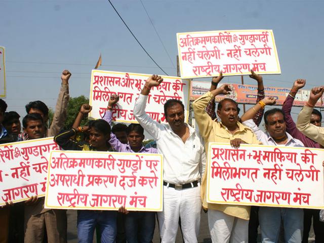 Members of Rashtriya Jagran Manch stage a demonstration against supporters of Asaram Bapu for rebuilding a demolished wall of his ashram, in Bhopal on Tuesday. (HT photo)