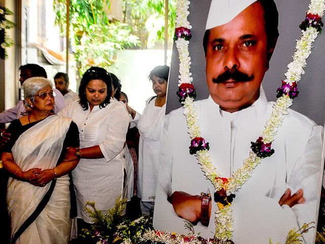 Nsyypsv Gt1w2m Sadashiv amrapurkar family with wife, daughter reema. https www hindustantimes com photos entertainment friends and family pay last respects to sadashiv amrapurkar photo as3pvqao6vvv3jqs87dpok html