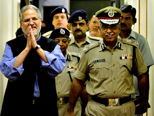 L-G-Najeeb-Jung-with-Delhi-police-commissioner-BS-Bassi-Jung-has-recommended-the-dissolution-of-Delhi-assembly-paving-the-way-for-fresh-polls-Arun-Sharma-HT-file-photo L-G-Najeeb-Jung-with-Delhi-police-commissioner-BS-Bassi-Jung-has-recommended-the-dissolution-of-Delhi-assembly-paving-the-way-for-fresh-polls-Arun-Sharma-HT-file-photo