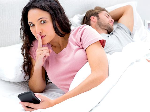 Guess-what-s-destroying-intimacy-in-relationships-and-leading-to-break-ups-cheating-and-divorce-Heavy-use-of-smartphone-during-midnight-hours-Shutterstock