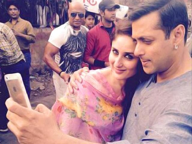 It's selfie time on the sets of Bajrangi Bhaijaan in Delhi as Kareena and Salman shoot for Kabir Khan's next film. (Courtesy: Instagram)